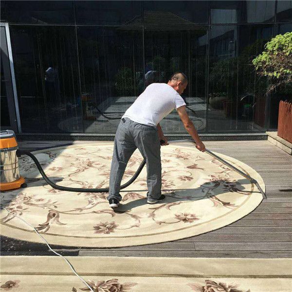 床邊鋪地毯有必要清洗嗎傻傻不知道聽了上海鵬發(fā)保潔公司的話終于明白了